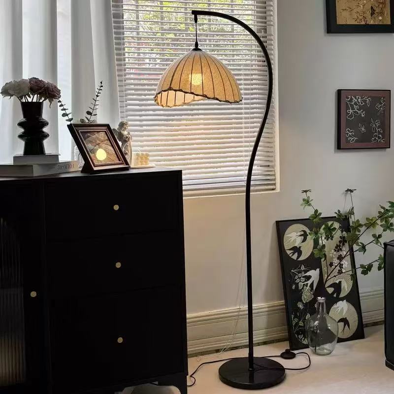 Internet-berühmt und Vintage S-förmige Halbmond-Bodenlampe Silent Wind