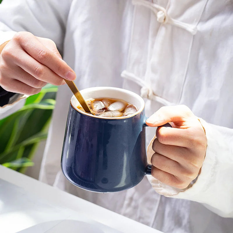 Decorbites™ Goldbemaltes Keramikbecher-Set mit Deckel und Löffel für Kaffee, Wasser, Milch – 400 ml
