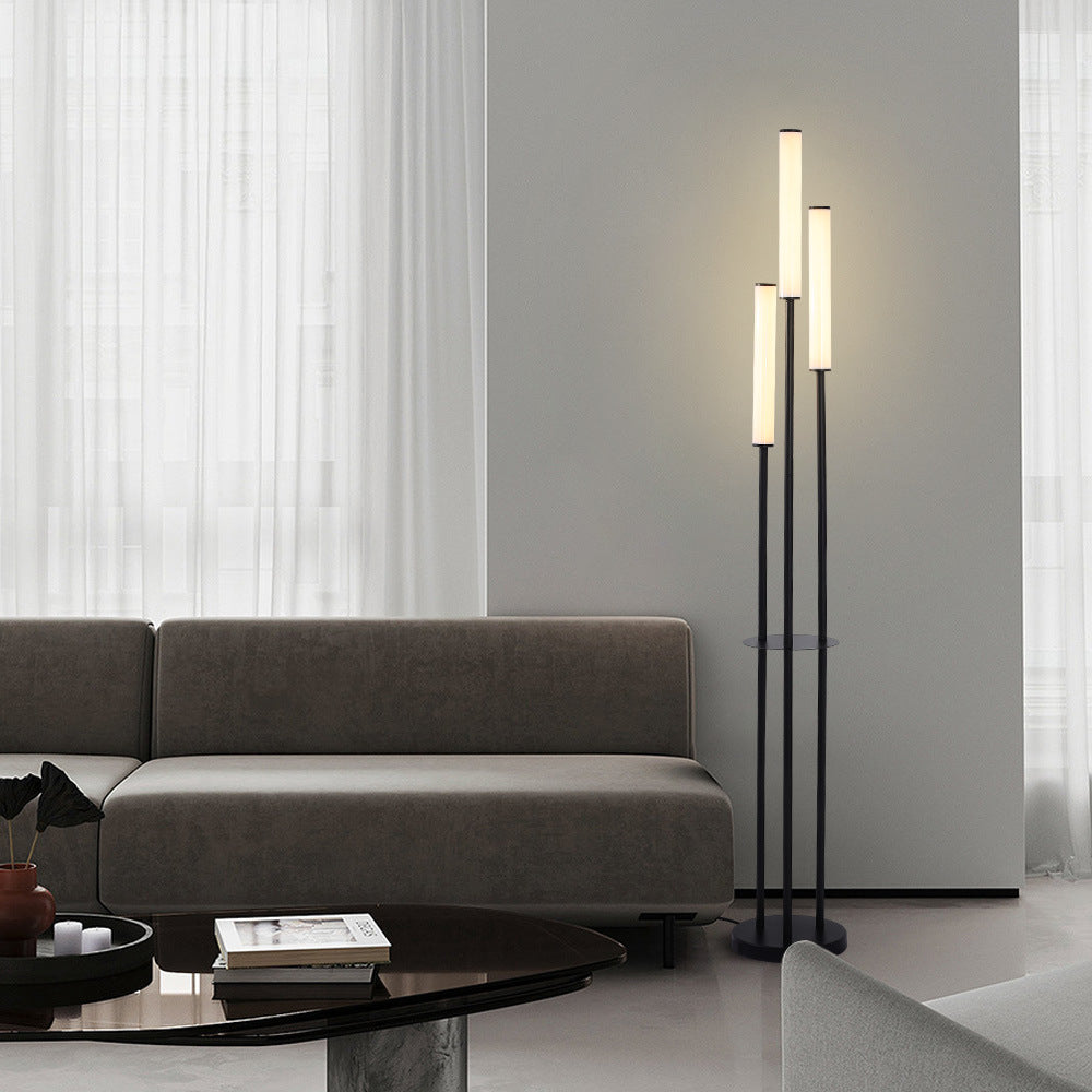 Kreative Acryl-Stehlampe neben Sofa und Couchtisch im Wohnzimmer