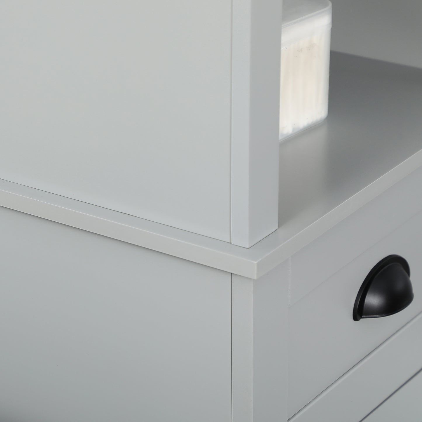 Schlanker Badezimmerschrank mit Tür und Regalen als Turm