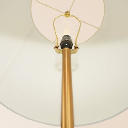 Himmelsmoderne Stehlampe mit Messing-Akzenttisch und großer weißer Lampenschirm