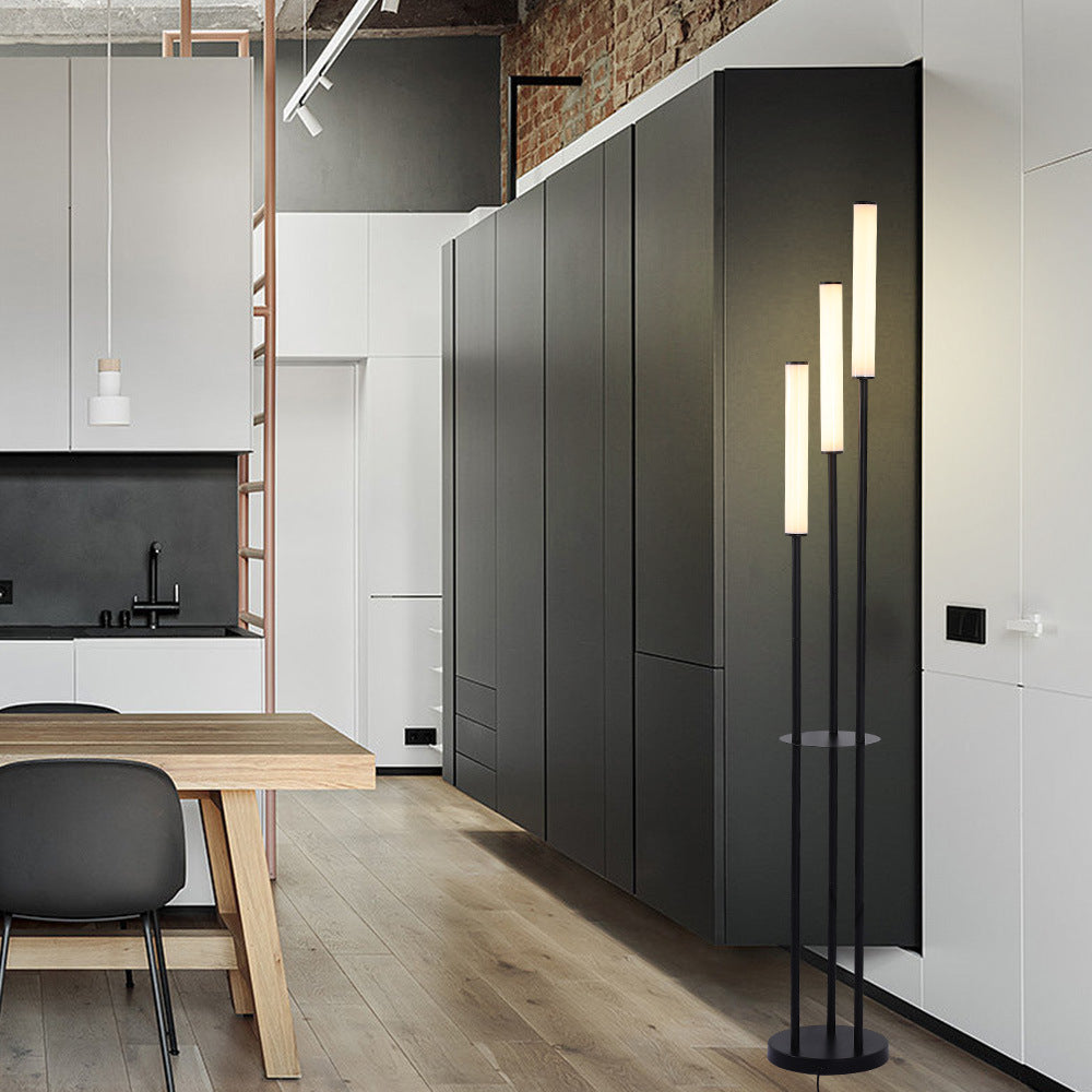 Kreative Acryl-Stehlampe neben Sofa und Couchtisch im Wohnzimmer