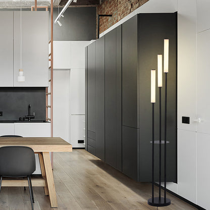 Kreative Acryl-Stehlampe neben Sofa und Couchtisch im Wohnzimmer