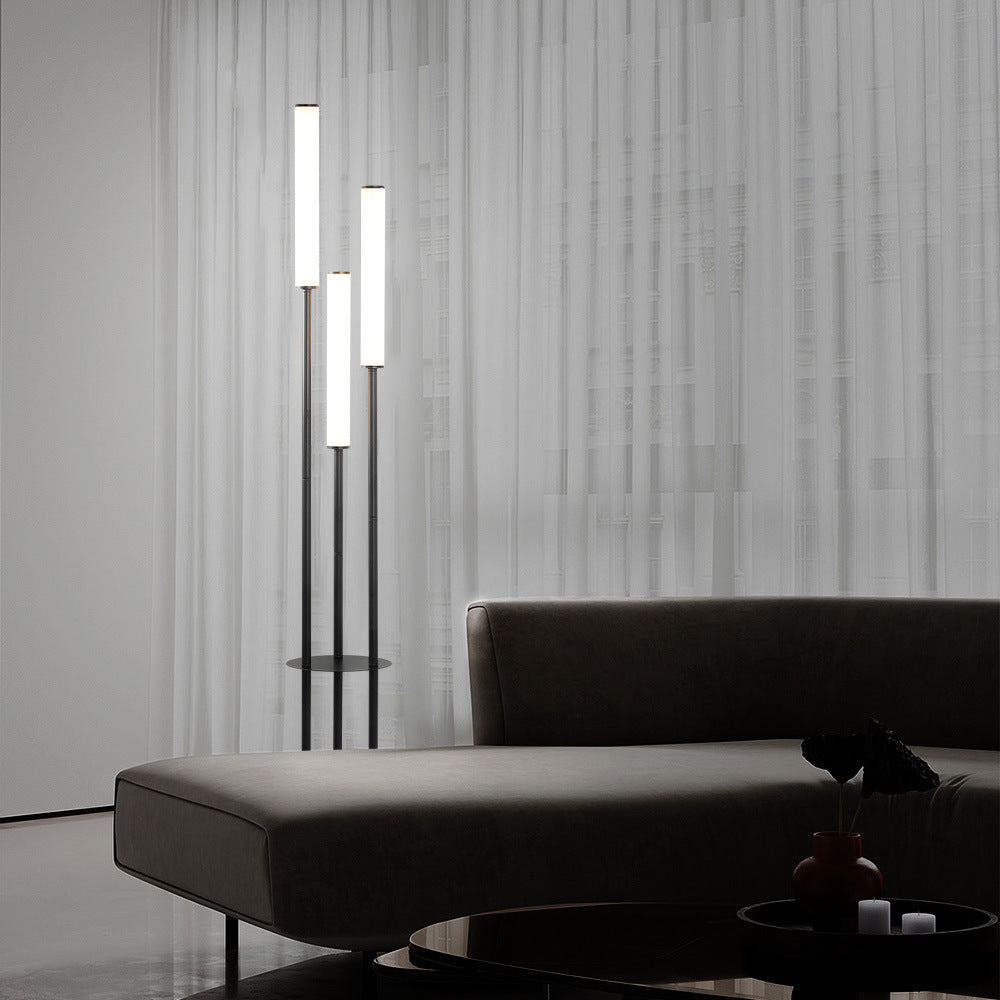 Kreative Acryl-Stehlampe neben Sofa und Couchtisch im Wohnzimmer