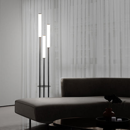 Kreative Acryl-Stehlampe neben Sofa und Couchtisch im Wohnzimmer