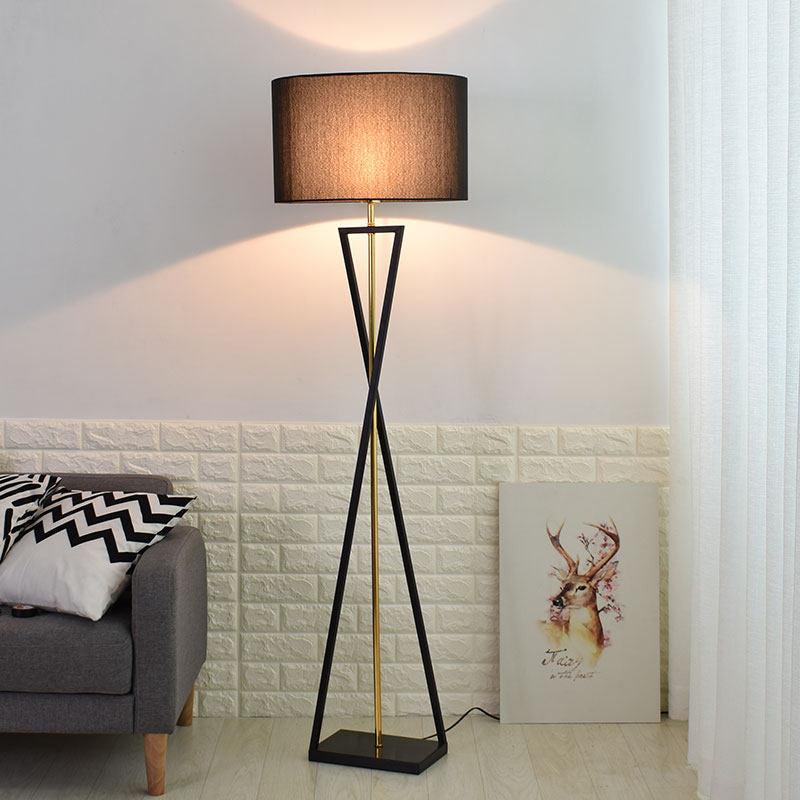 Wohnzimmer Stehlampe Einfaches Sofa Vertikaler Tisch