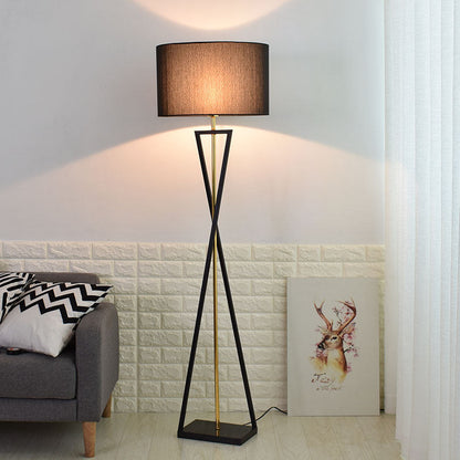 Wohnzimmer Stehlampe Einfaches Sofa Vertikaler Tisch