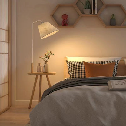 Einfache moderne Stehlampe im Wohnzimmer