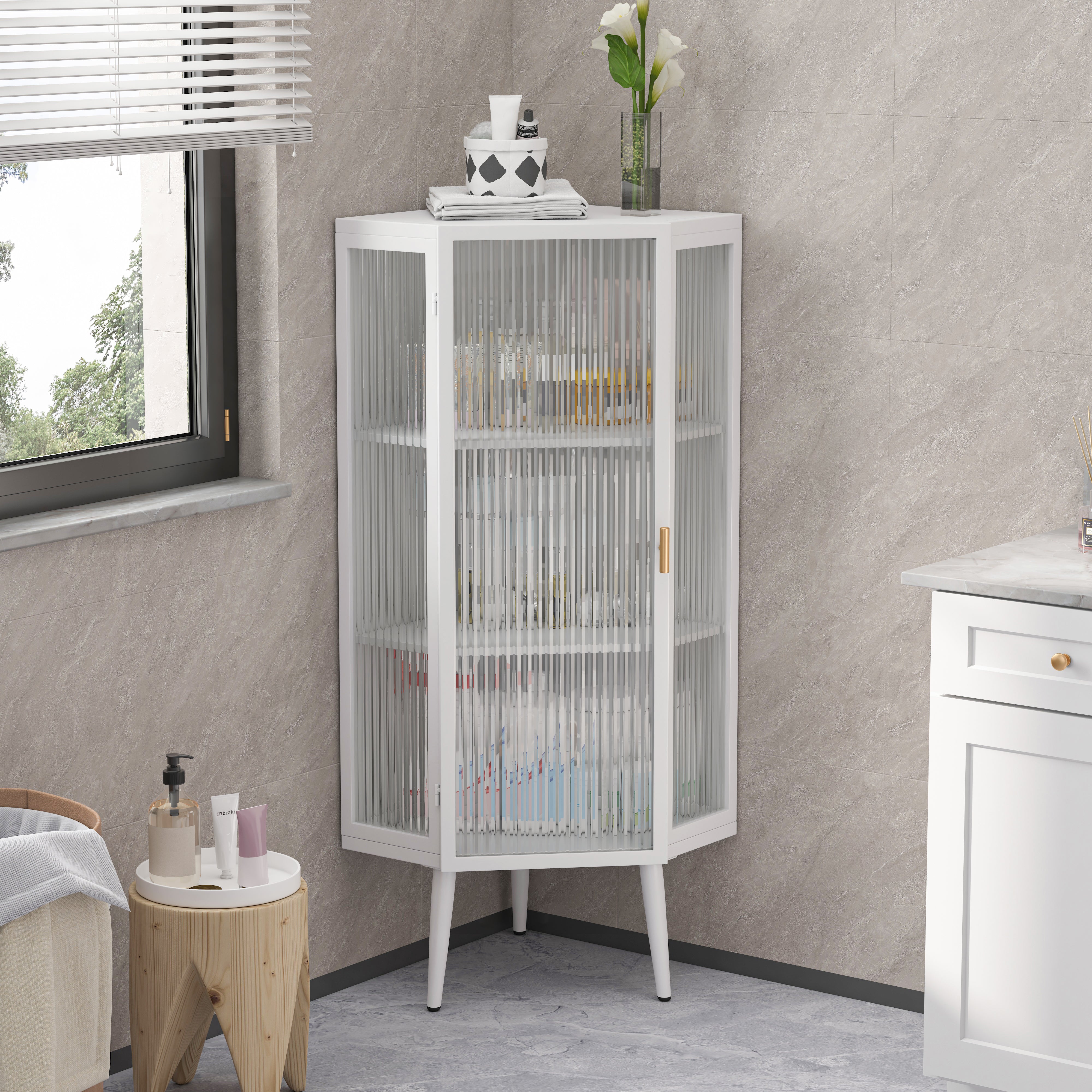 22,25'' Eckschrank für den Boden, drei Ebenen mit gehärteten Glastüren und Stauraumregalen für Badezimmer, Wohnzimmer und Schlafzimmer, weiß