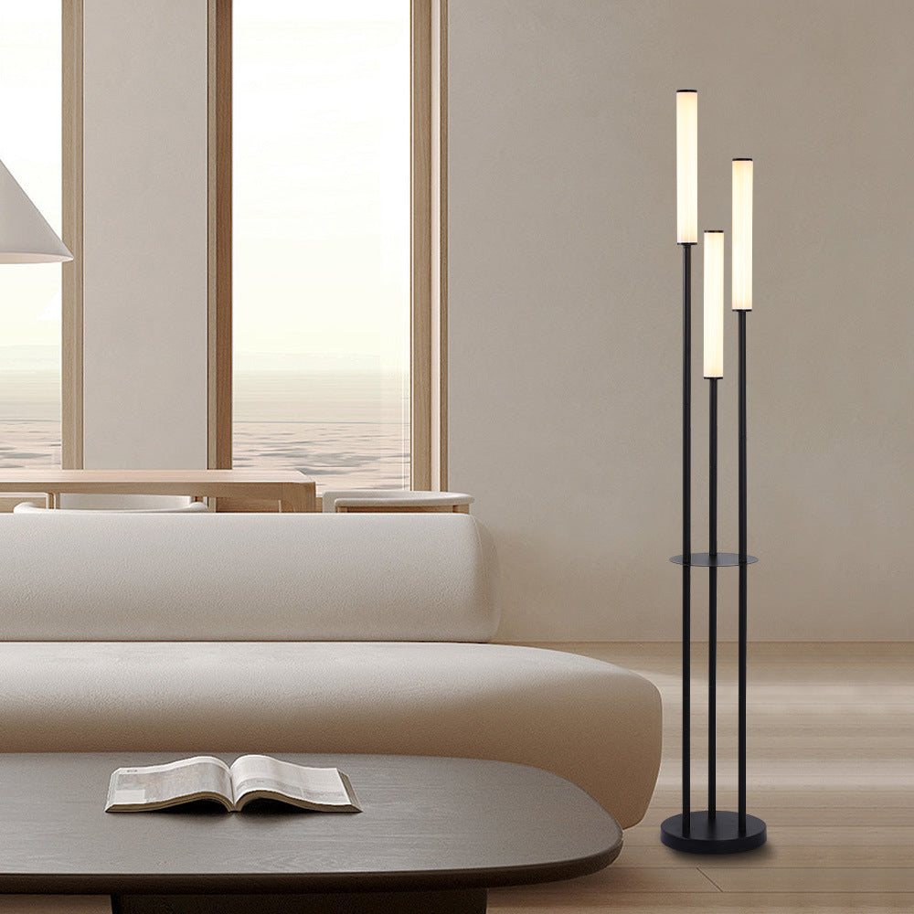 Kreative Acryl-Stehlampe neben Sofa und Couchtisch im Wohnzimmer