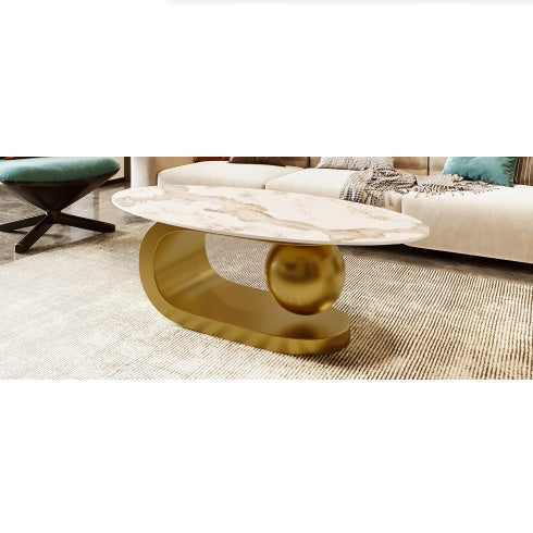 Moderne ovale Couchtisch für das Wohnzimmer, Couchtischplatte aus gesintertem Stein mit Marmor-Muster und goldener Edelstahlbasis in 47,2