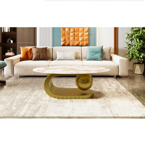 Moderne ovale Couchtisch für das Wohnzimmer, Couchtischplatte aus gesintertem Stein mit Marmor-Muster und goldener Edelstahlbasis in 47,2