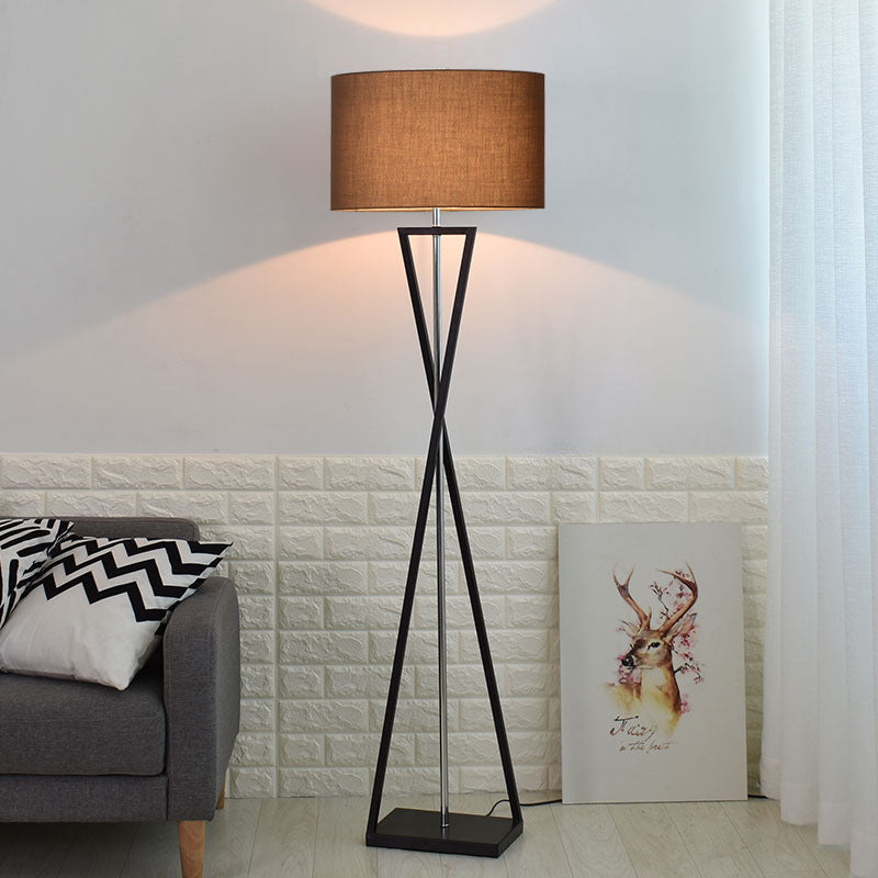 Wohnzimmer Stehlampe Einfaches Sofa Vertikaler Tisch