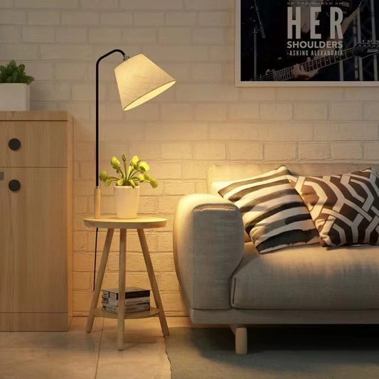 Einfache moderne Stehlampe im Wohnzimmer