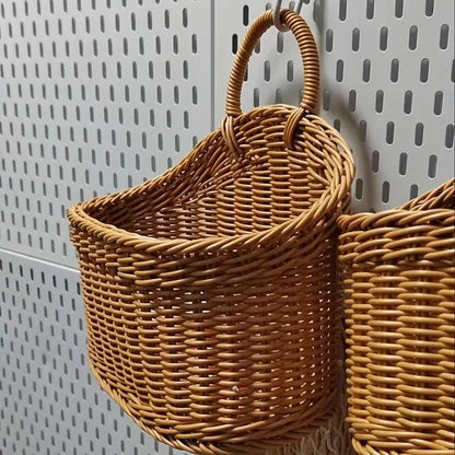Dreiteiliges Set aus Imitationsrattan Wandmontage-Wandkörben und Kunststoffgeflochtenen Aufhängekörben