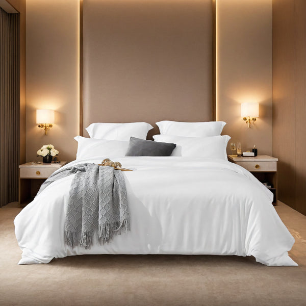 Einfarbiges Übergrößes Bettbezug-Set in Weiß und Pink erhältlich. Enthält 1 Bettbezug & 2 Kissenbezüge. Premium-Mikrofaser-Stoff mit hotelähnlichem minimalistischen Design. Vielseitig für Schlafzimmer und Gästezimmer