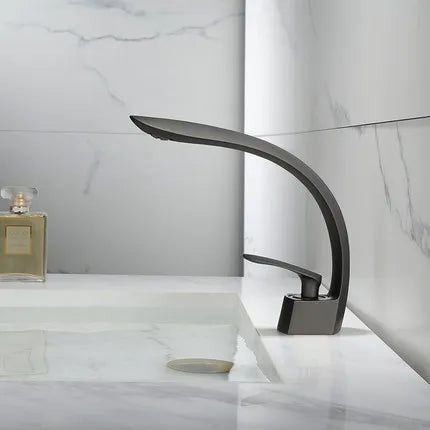 Decorbites™ Gebürsteter Gold Waschbeckenarmatur: Einhebel-Wasserfall-Mischbatterie für das Badezimmer