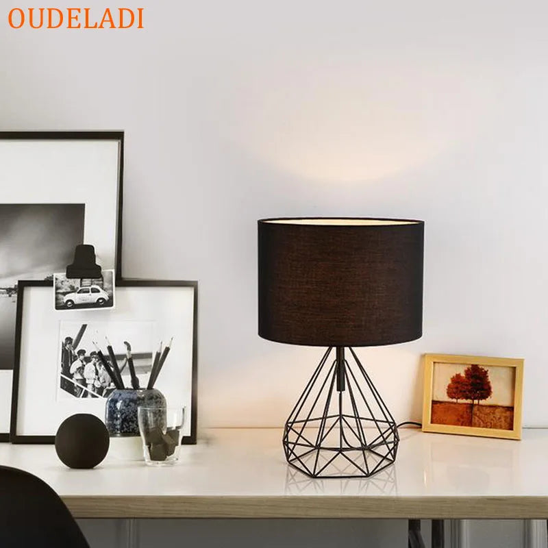 Decorbites™ Geometrische Gold-Tischlampe mit Hohl-Diamant-Design und Stoffschirm