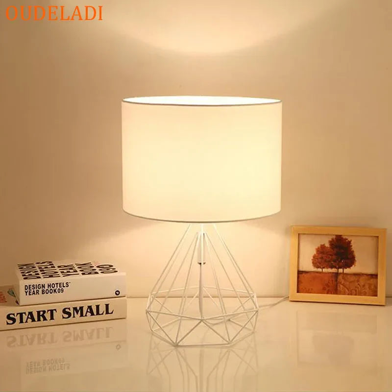 Decorbites™ Geometrische Gold-Tischlampe mit Hohl-Diamant-Design und Stoffschirm