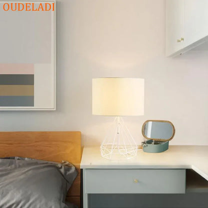 Decorbites™ Geometrische Gold-Tischlampe mit Hohl-Diamant-Design und Stoffschirm