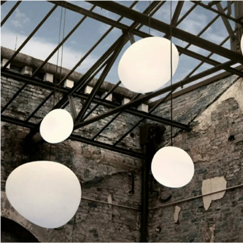 Decorbites™ Gregg Glass Hängeleuchte - Weiße LED-Kieselstein-Pendelleuchte für Villentreppen & Geschäfte