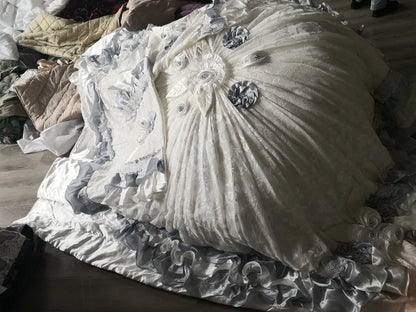 DecorBites™ Jacquard Rose Lace Bedding Set, Luxurious European Style, Red & Champagne