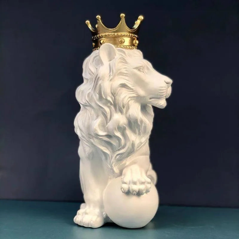 Decorbites™ Goldene Krone Löwenkönig Statue 17 cm Höhe Nordische Handwerkskunst Dekoration für Zuhause und Büro