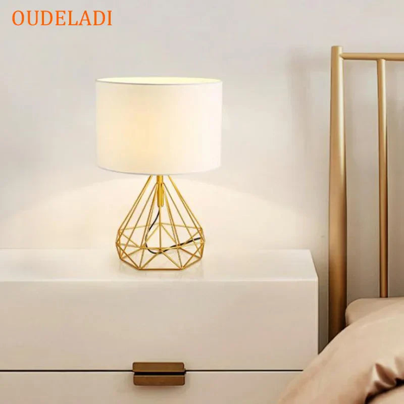 Decorbites™ Geometrische Gold-Tischlampe mit Hohl-Diamant-Design und Stoffschirm
