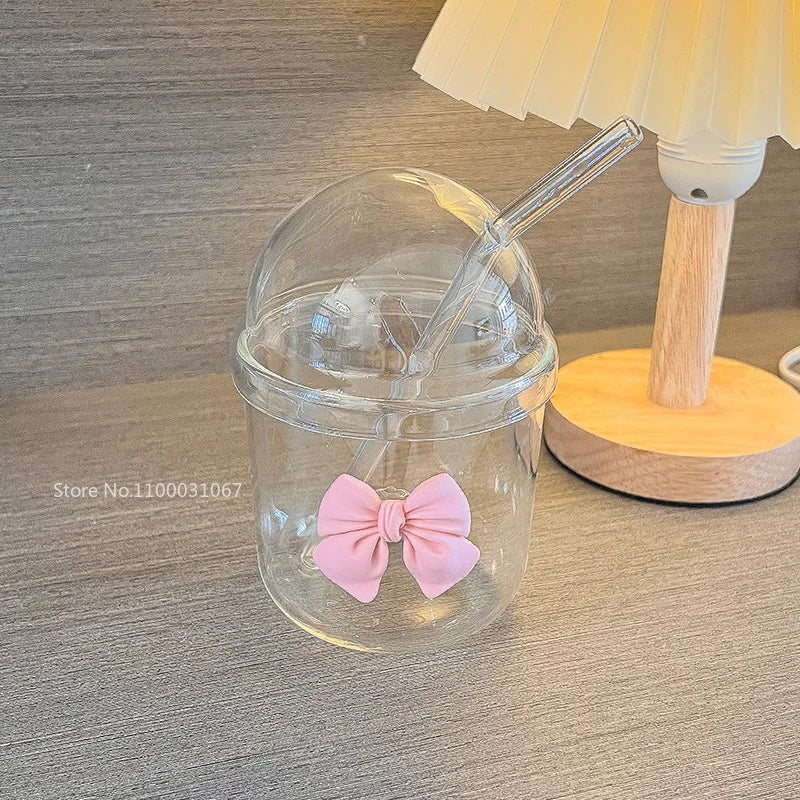 Decorbites™ Glasbecher mit Deckel, Trinkhalm und pinker Fliege: Süß, einfach, hochwertiger Kaffeebecher