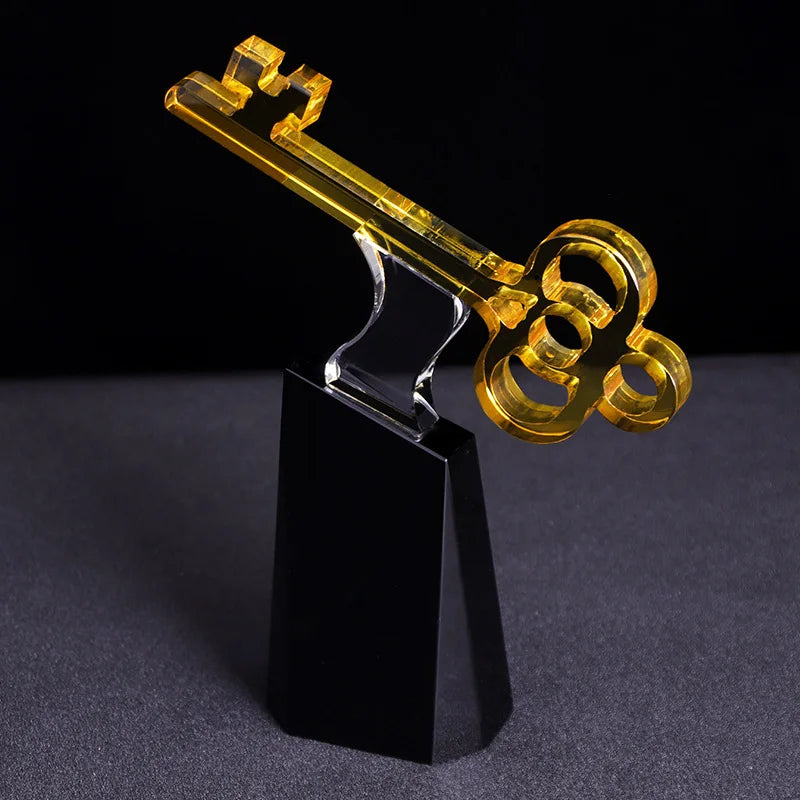 Decorbites™ Kristalltrophäe: Goldener Schlüssel-Handwerkskunst, Transparente Dekorationsfigur & Wohnungsakzent