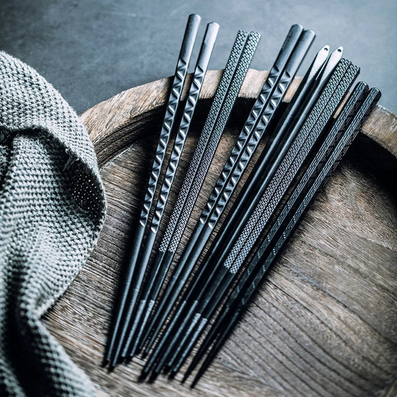 Decorbites™ Japanischer Stil Schwarze Legierungs-Essstäbchen - 10 Paare | Rutschfest, Feuchtigkeitsbeständig, Hitzebeständiges Tafelgeschirr