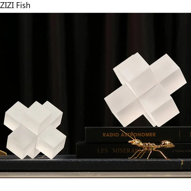 Decorbites™ Kreuz-Kristall-Geometrische-Glas-Skulptur-Schreibtisch-Dekoration Frosted Quadratische Statue