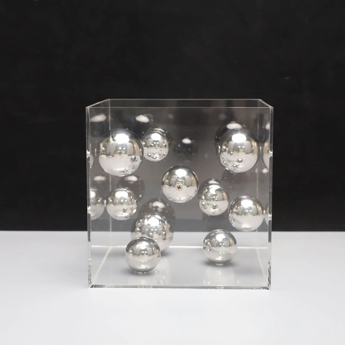 Decorbites™ Abstrakte Metallkugel-Kunstwerke in transparenten Acrylbehälterboxen