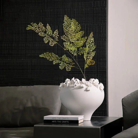 Decorbites™ Geprägtes Blumenmuster Vintage Weißes Porzellanvasen - Akzent für die Heimdekoration