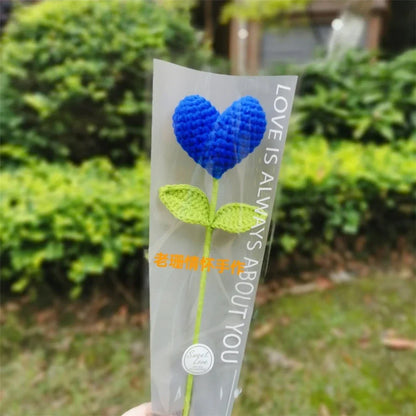 Decorbites™ Handgewebter Liebesherz-Garn-Häkelblumenstrauß mit grünem Laubzweig