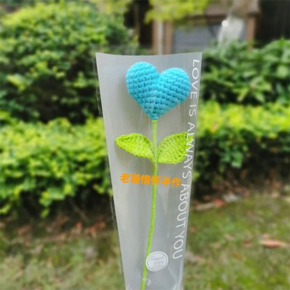 Decorbites™ Handgewebter Liebesherz-Garn-Häkelblumenstrauß mit grünem Laubzweig