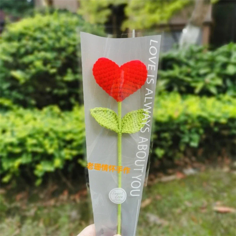 Decorbites™ Handgewebter Liebesherz-Garn-Häkelblumenstrauß mit grünem Laubzweig
