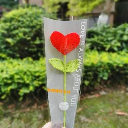Decorbites™ Handgewebter Liebesherz-Garn-Häkelblumenstrauß mit grünem Laubzweig