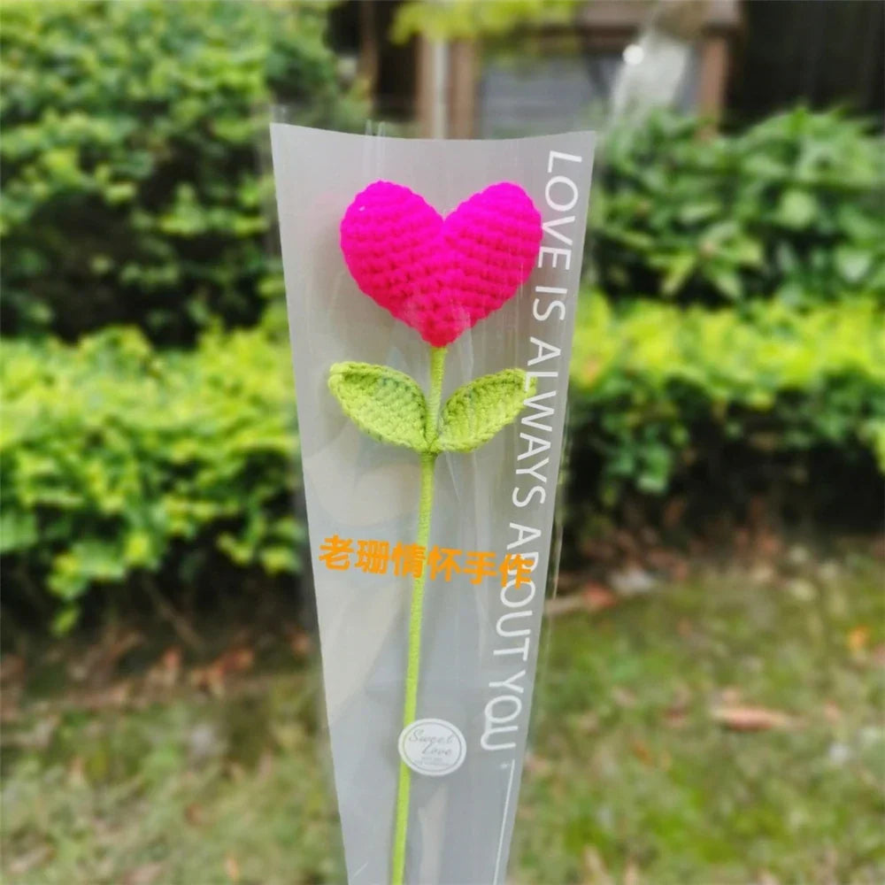 Decorbites™ Handgewebter Liebesherz-Garn-Häkelblumenstrauß mit grünem Laubzweig
