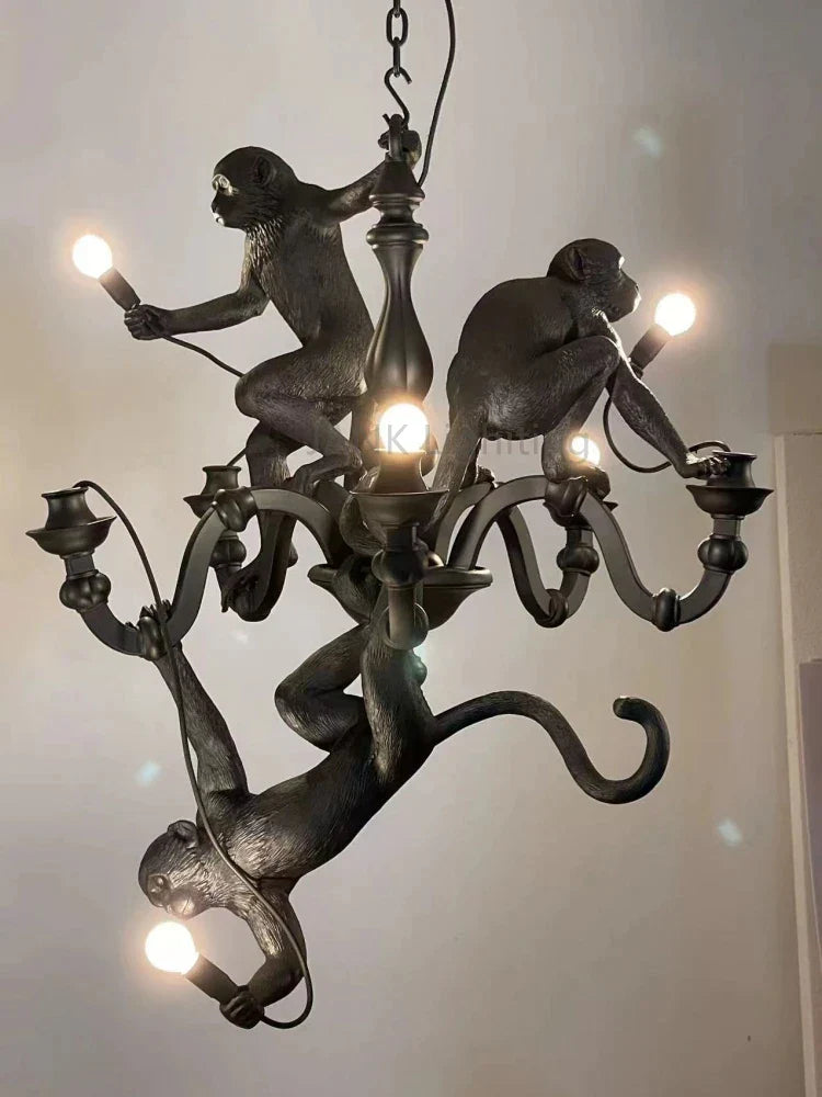 Decorbites™ 3-Affen-Hängeleuchter - Schwarz-weißes Harz - Hochwertige Innen-LED-Dekoration