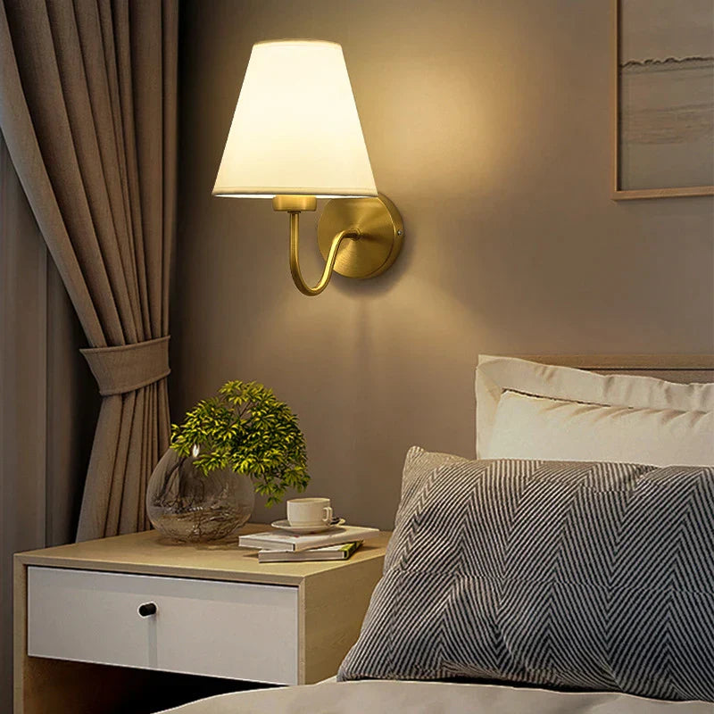 Decorbites™ Goldstoff-Wandlampe: Moderne nordische Schlafzimmerleuchte für Hotelgänge & TV-Hintergrund.