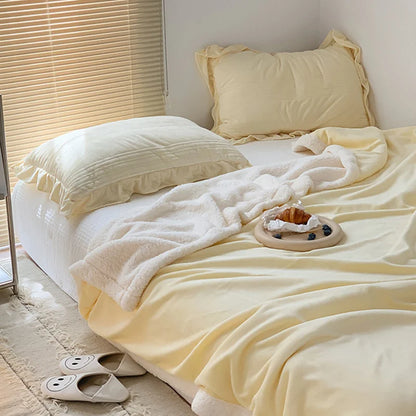 DecorBites™ Cozy Lamb Wool Blanket: High-Quality Warm Velvet Quilt for All Seasons.