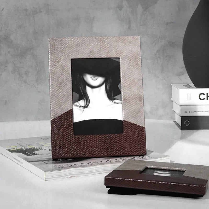 Decorbites™-Leder-Spleiß-Schreibtisch-Foto-Rahmen – Wohnaccessoire & Dekorationsgegenstand
