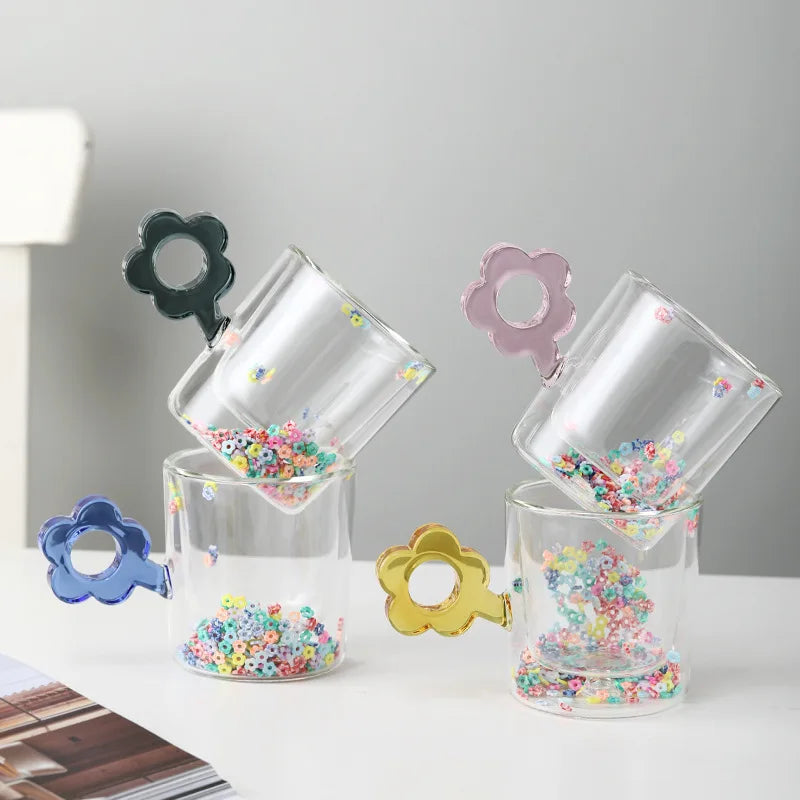 DecorBites™ 250ml doppelwandige Glastasse mit Glitzerblumen und Blumengriff