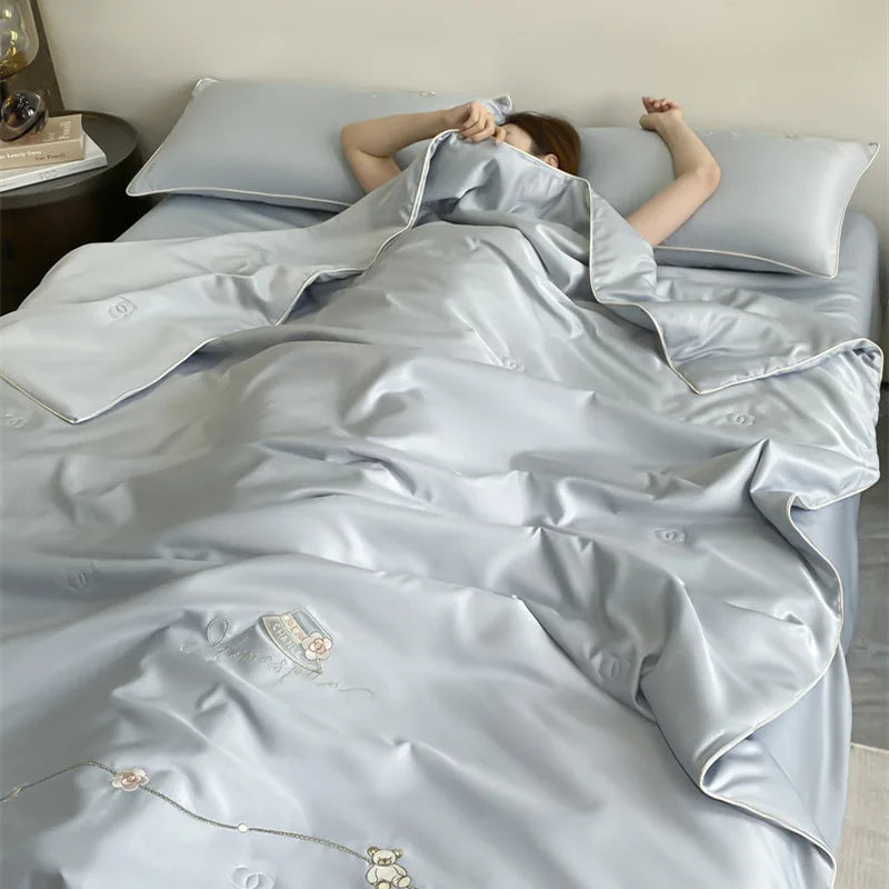 Decorbites™ Eis-Rayon-Sommerdecke: Bären-Blumenstickerei Kühlende Dünne Decke - Antimikrobielle Steppdecke