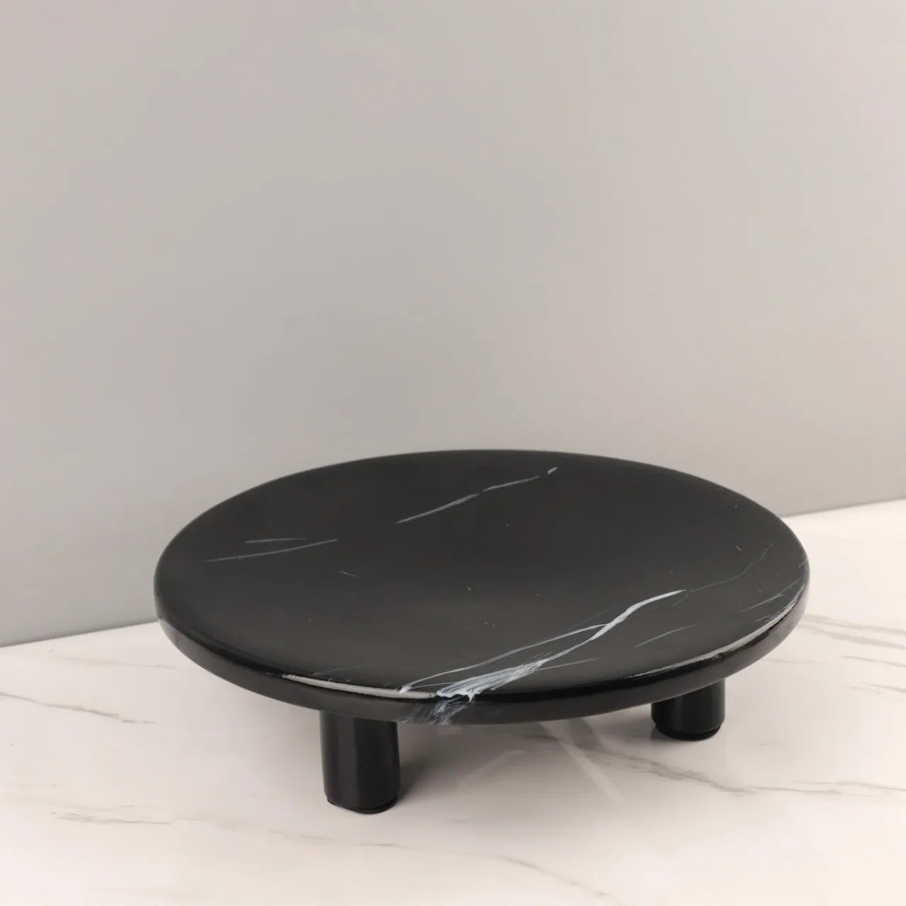 Decorbites™ Imitationsmarmorharz Dreibeiniges Obsttablett - Minimalistische Schreibtischdekoration