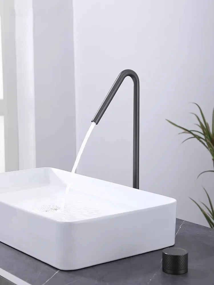 Decorbites™ gebürsteter schwarzer Beckenarmatur mit drehbarem Zweiloch-Wasserhahn - Flächenweite Badezimmerarmatur