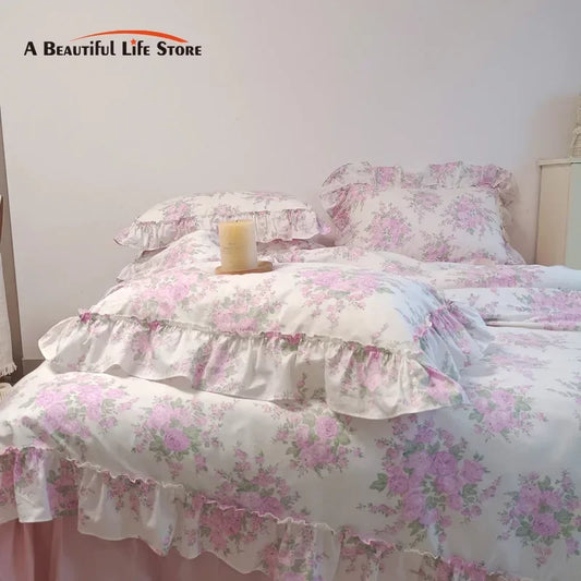 Decorbites™ Französische Rosenblumen-Druck-Spitzen-Volants-Baumwoll-Bettwäsche-Set – Steppdecke, Bettrock, Laken & Kissenbezüge