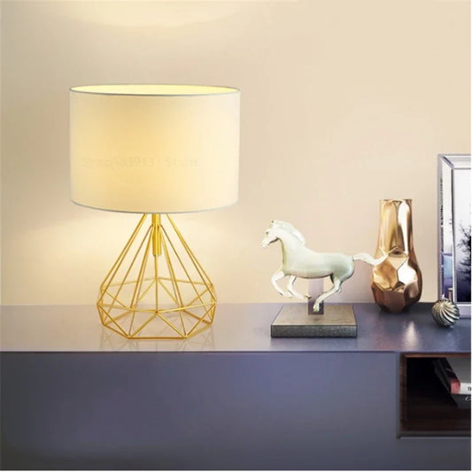 Decorbites™ Geometrische Tischlampe: Nordisches Retro-Design für Heimdekoration & Beleuchtung im Arbeitszimmer