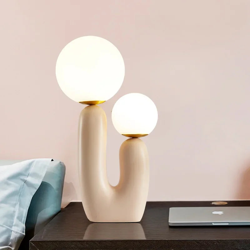Decorbites™ Glas-Tischleuchte: Postmoderne Harz-Nachttischlampe für Wohnzimmer- und Schlafzimmer-Dekoration
